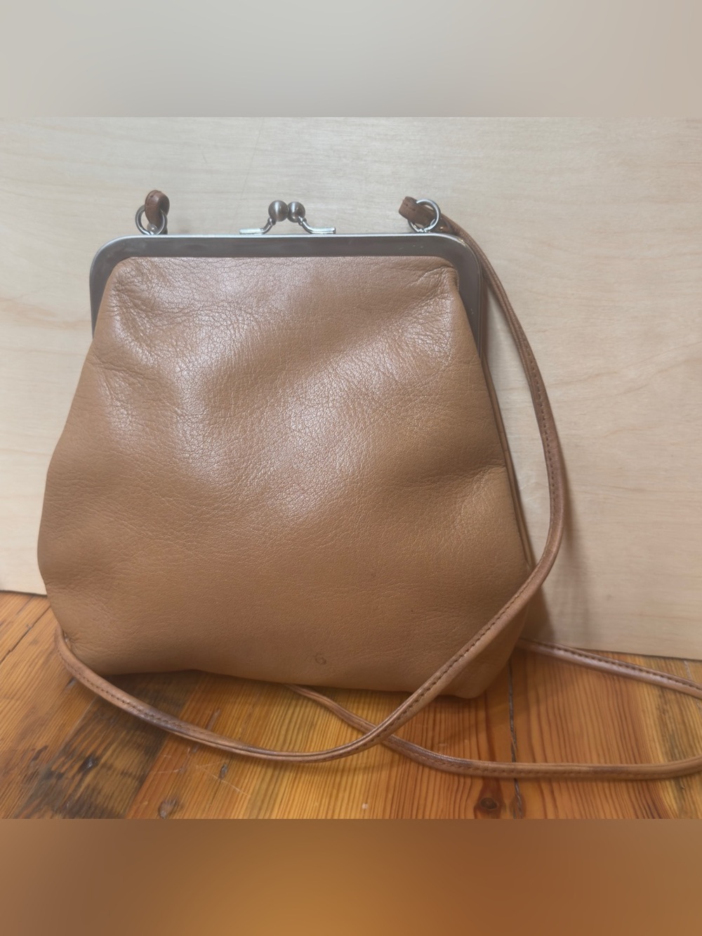 Hobo international Leather Kiss-Lock Crossbody Bag in Tan